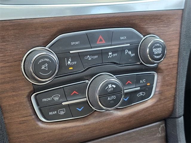 2016 Chrysler 300 4dr Sedan 300C Platinum RWD - 22848620 - 35