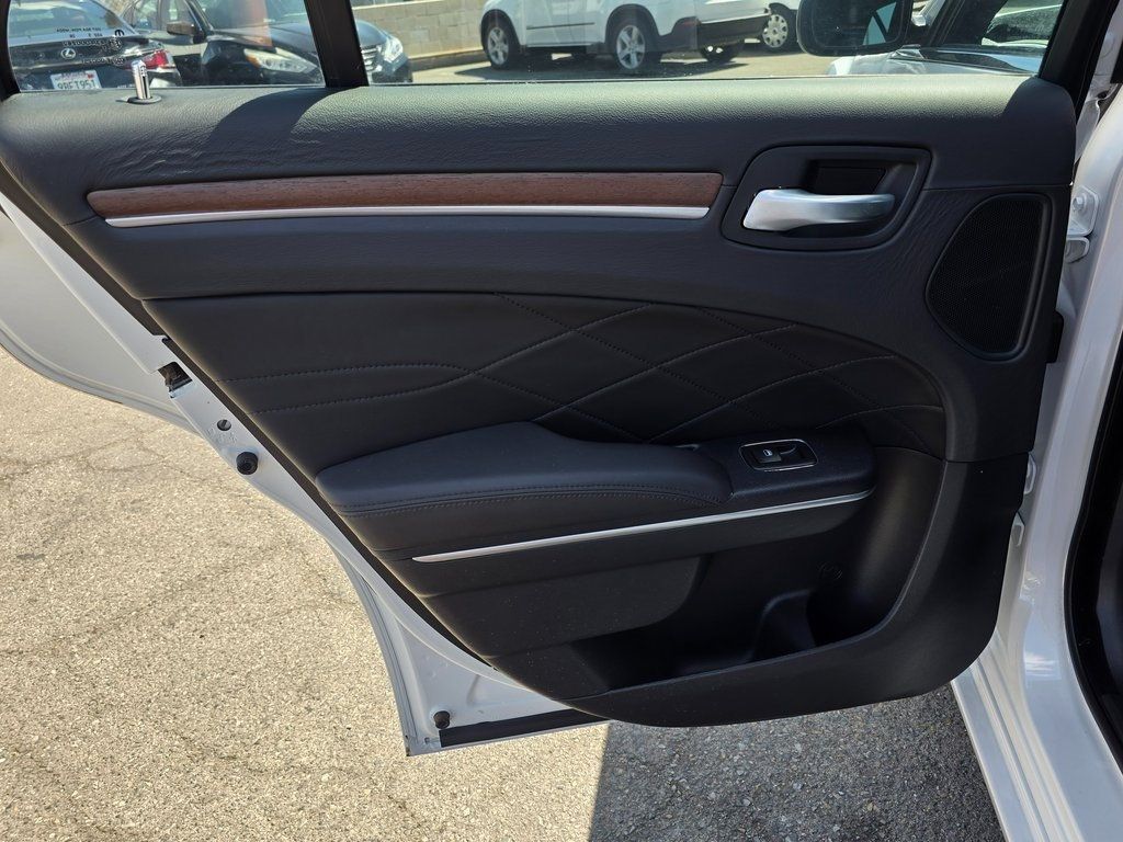 2016 Chrysler 300 4dr Sedan 300C Platinum RWD - 22912173 - 19