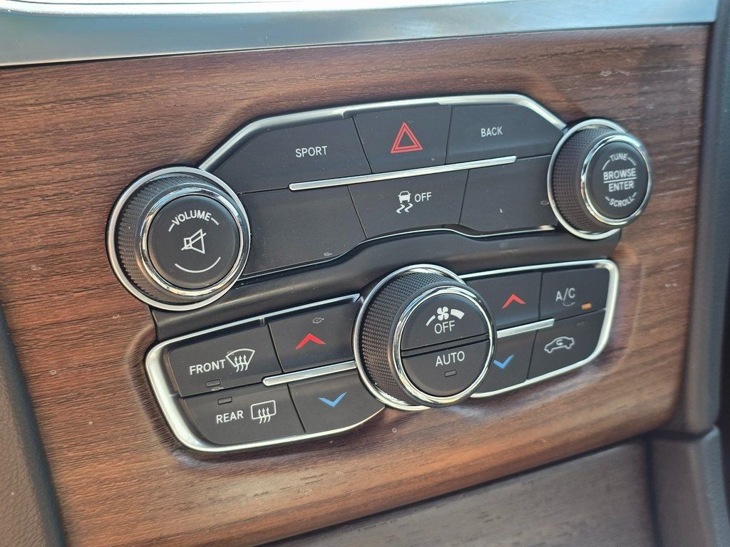 2016 Chrysler 300 4dr Sedan 300C Platinum RWD - 22912173 - 29