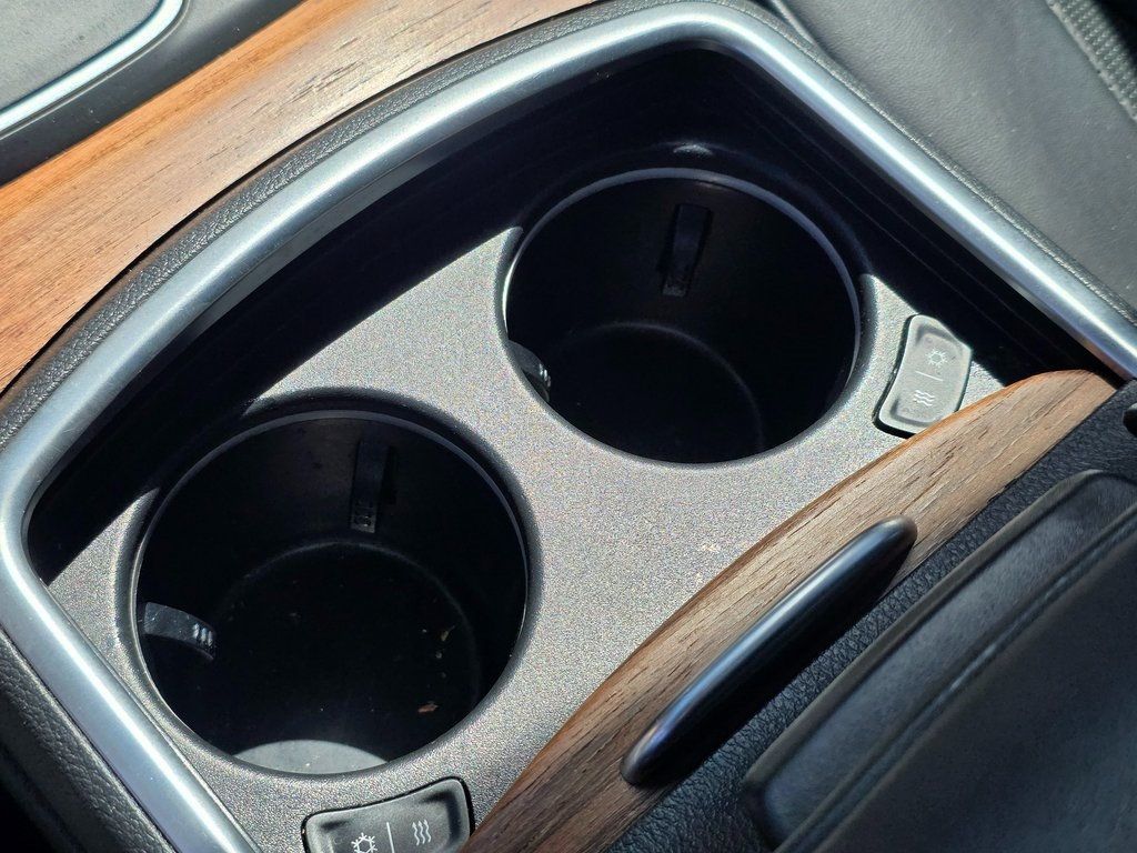 2016 Chrysler 300 4dr Sedan 300C Platinum RWD - 22912173 - 32