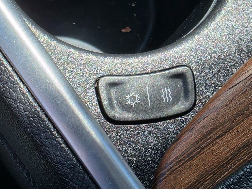 2016 Chrysler 300 4dr Sedan 300C Platinum RWD - 22912173 - 33