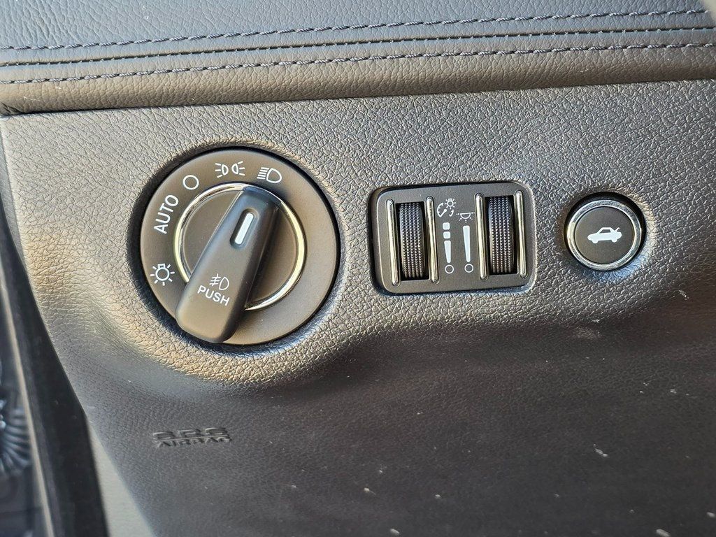 2016 Chrysler 300 4dr Sedan 300C Platinum RWD - 22912173 - 36