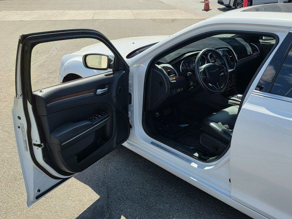 2016 Chrysler 300 4dr Sedan 300C Platinum RWD - 22912173 - 37