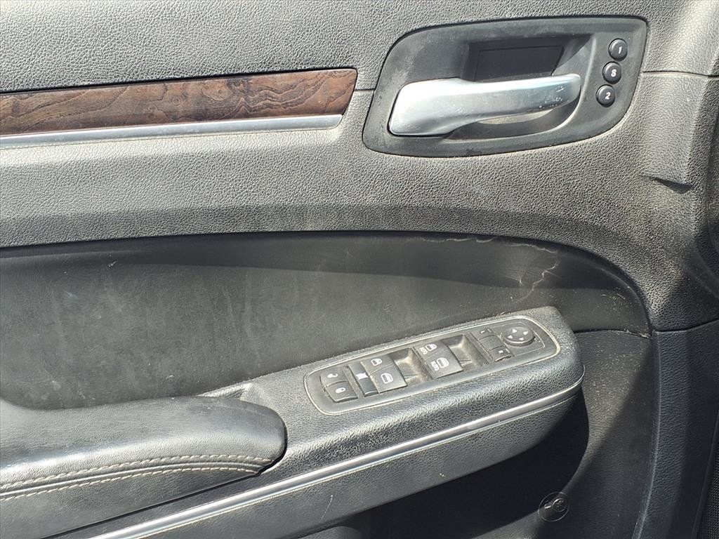 2016 Chrysler 300 4dr Sedan 300C RWD - 22915931 - 16