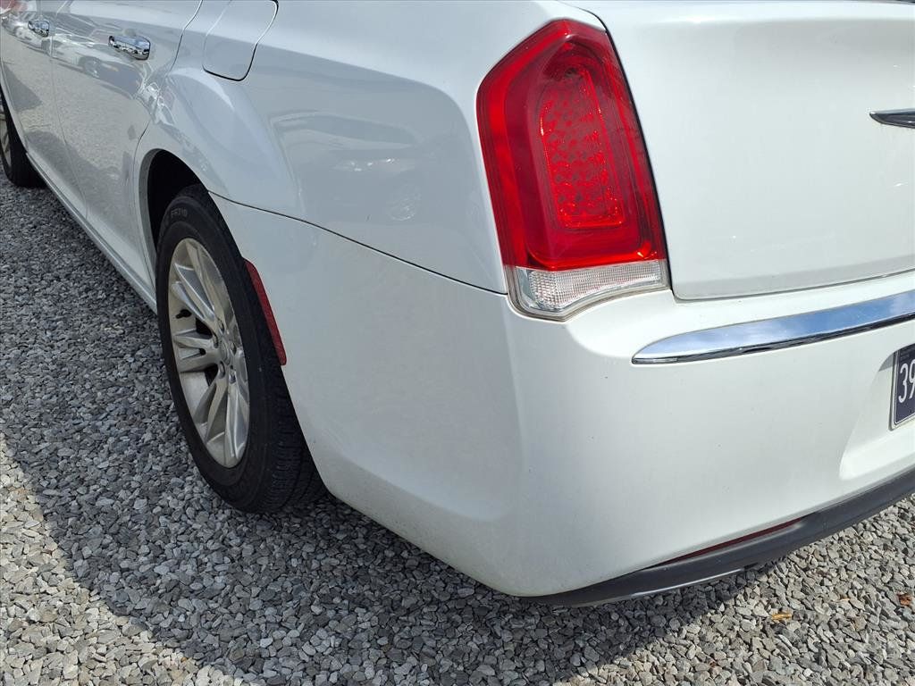 2016 Chrysler 300 4dr Sedan 300C RWD - 22915931 - 19