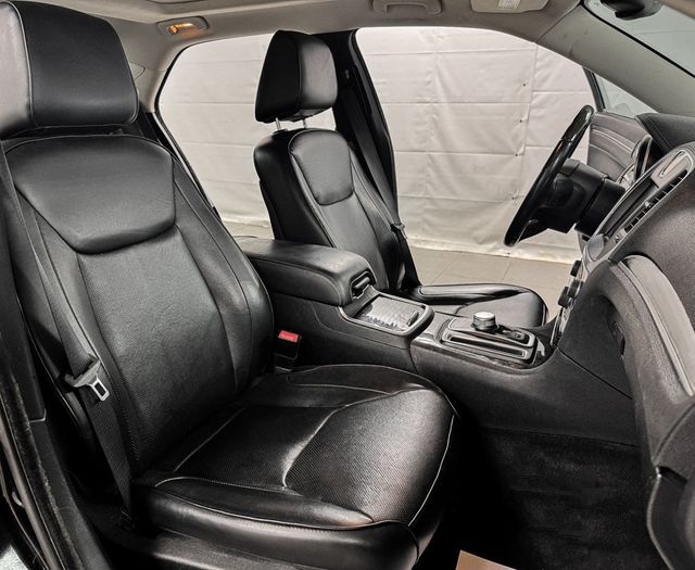 2016 Chrysler 300 C AWD - 23041703 - 11