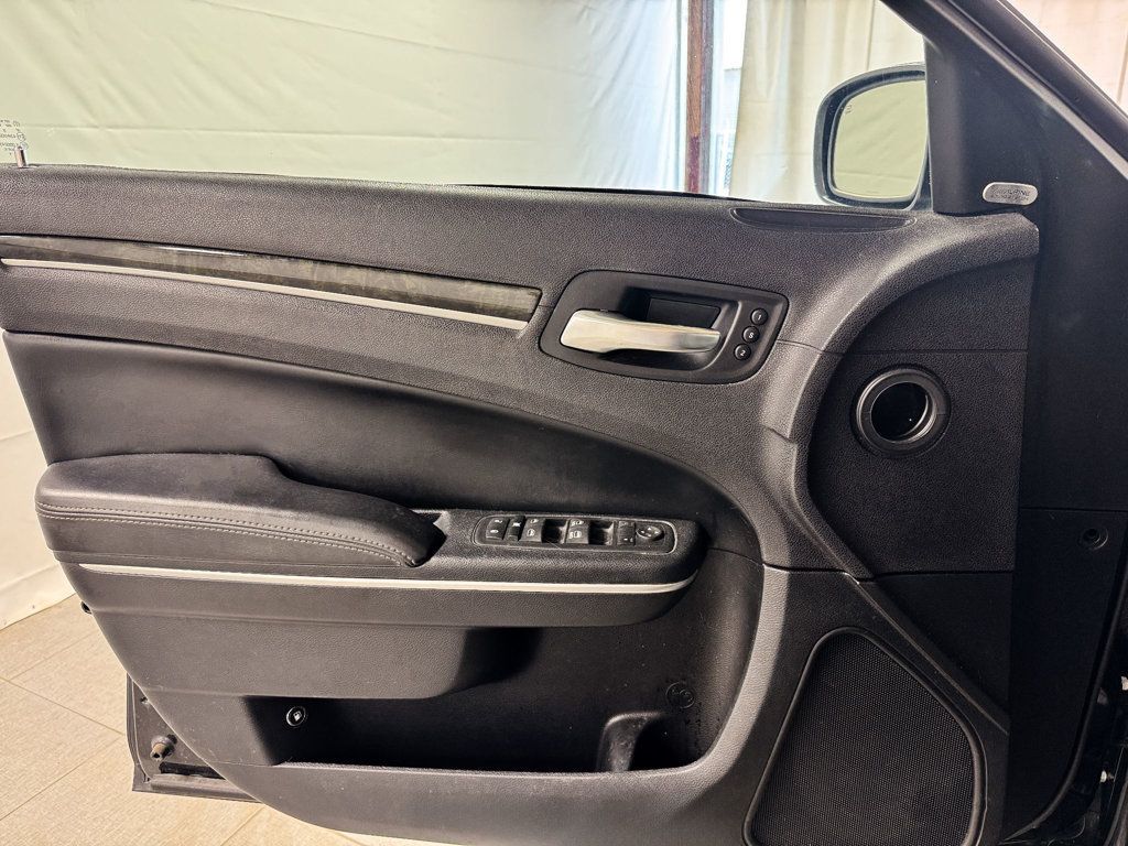 2016 Chrysler 300 C AWD - 23041703 - 14