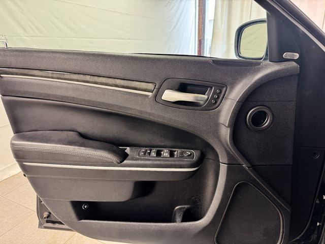 2016 Chrysler 300 C AWD - 23041703 - 14