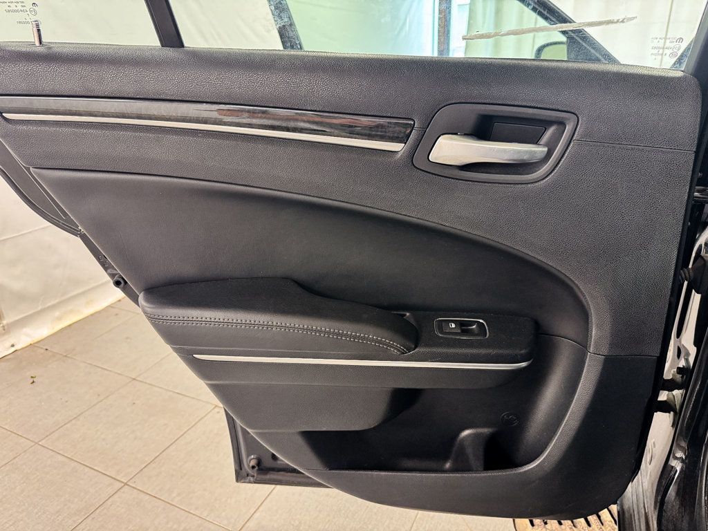 2016 Chrysler 300 C AWD - 23041703 - 15