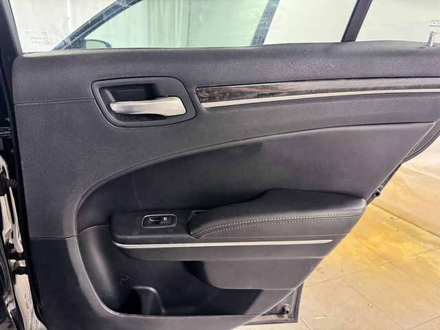 2016 Chrysler 300 C AWD - 23041703 - 16