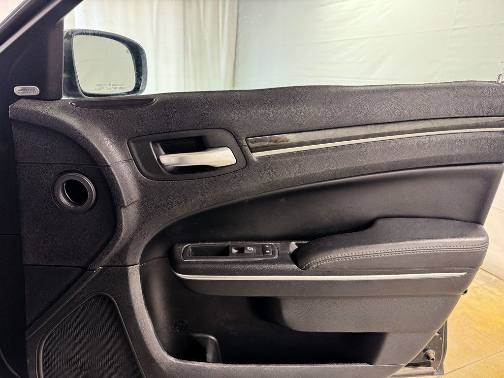 2016 Chrysler 300 C AWD - 23041703 - 17