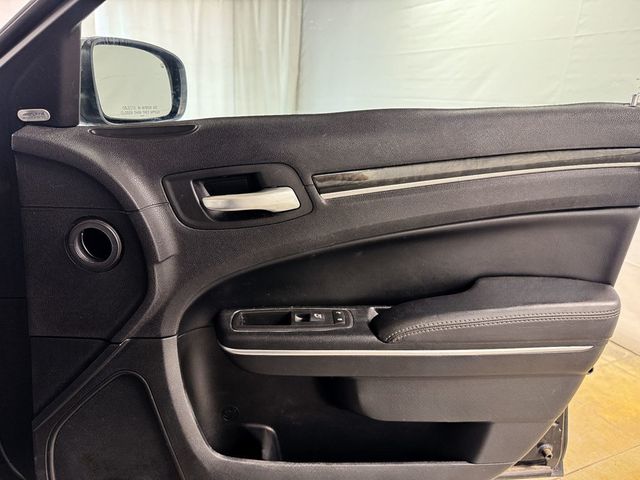 2016 Chrysler 300 C AWD - 23041703 - 17