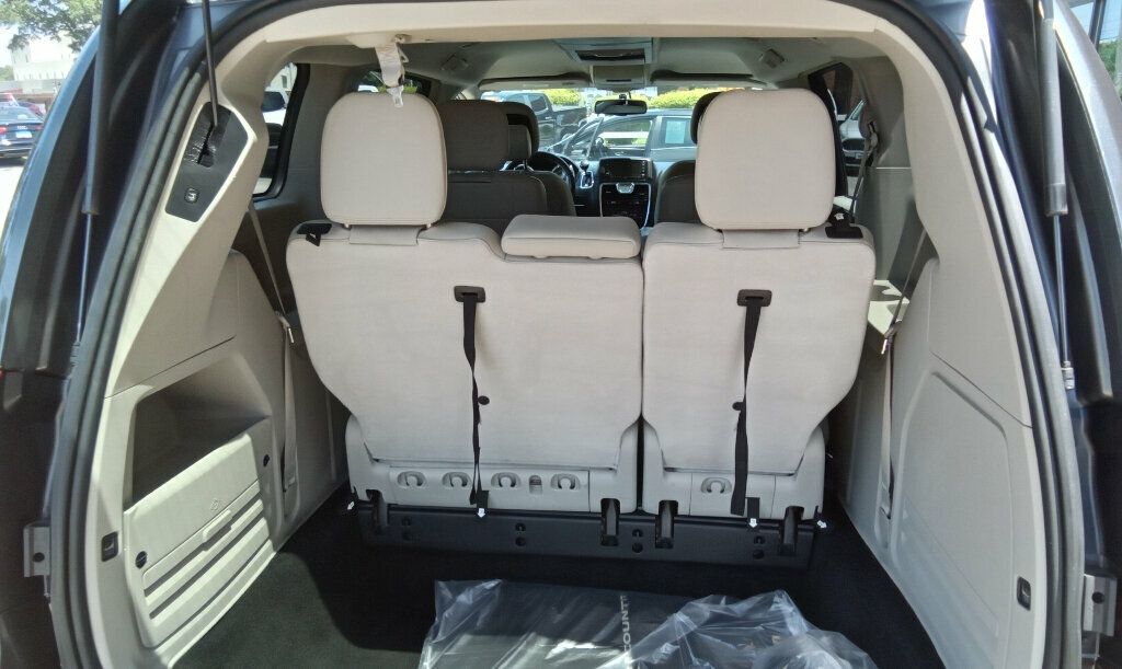2016 Chrysler Town & Country Touring photo 10