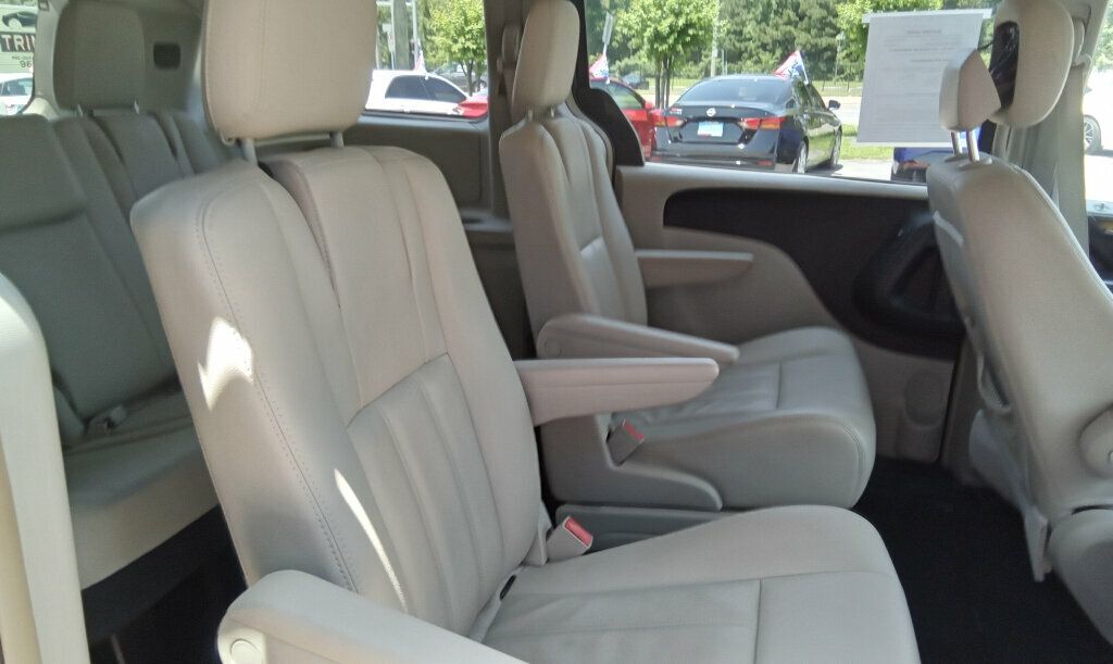2016 Chrysler Town & Country Touring photo 11