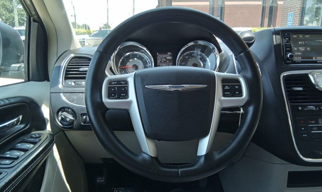 2016 Chrysler Town & Country Touring photo 14
