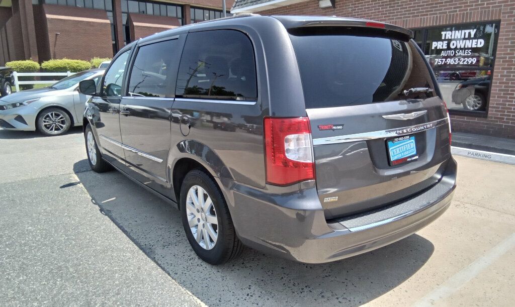 2016 Chrysler Town & Country Touring photo 2