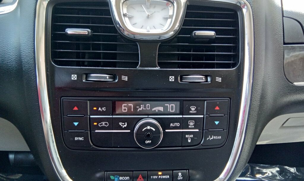 2016 Chrysler Town & Country Touring photo 22