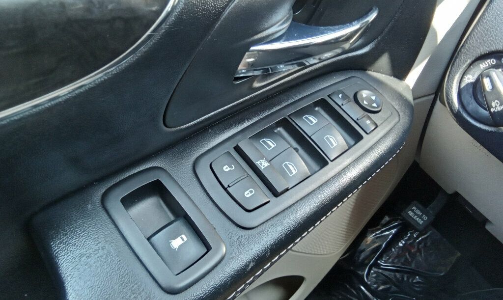 2016 Chrysler Town & Country Touring photo 23