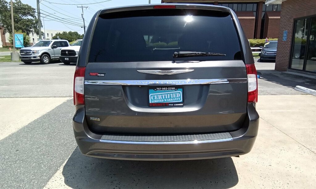 2016 Chrysler Town & Country Touring photo 3