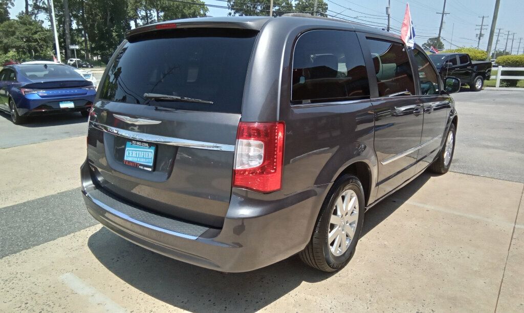 2016 Chrysler Town & Country Touring photo 4