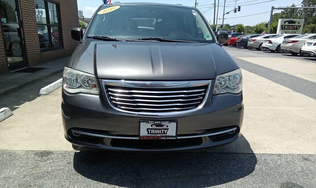 2016 Chrysler Town & Country Touring photo 6