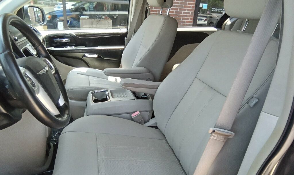 2016 Chrysler Town & Country Touring photo 7