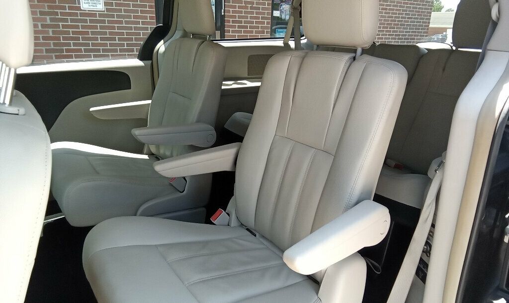 2016 Chrysler Town & Country Touring photo 9