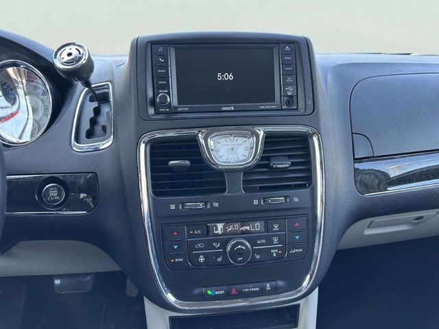2016 Chrysler Town & Country 4dr Wagon Touring-L Anniversary Edition - 23033084 - 27