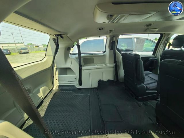 2016 Chrysler Town & Country Touring-L - 23055443 - 9