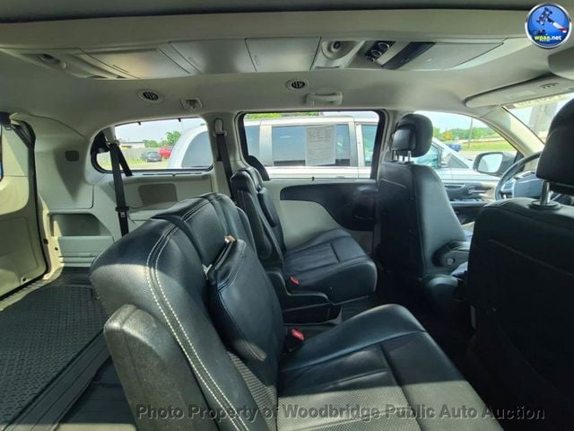 2016 Chrysler Town & Country Touring-L - 23055443 - 10