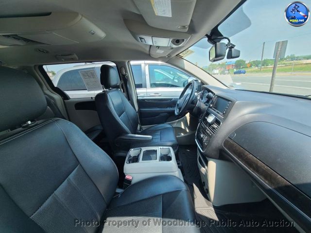 2016 Chrysler Town & Country Touring-L - 23055443 - 11