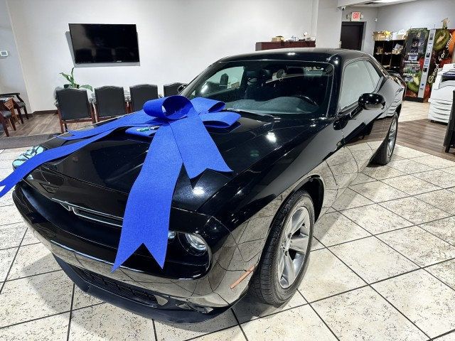 2016 Dodge Challenger SXT photo 2