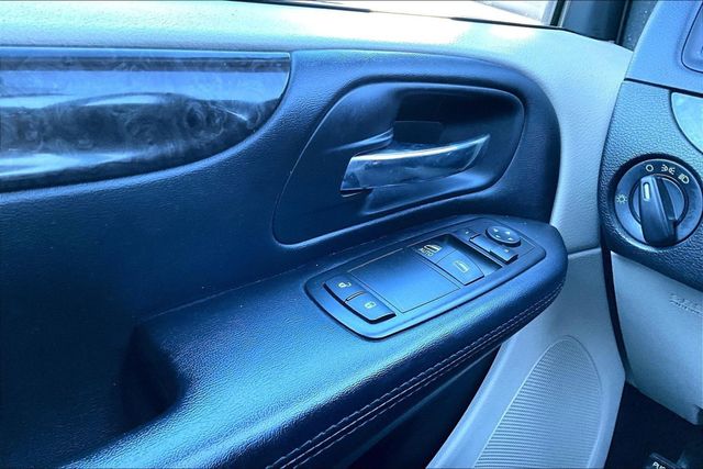 2016 Dodge Grand Caravan SE - 23092540 - 30