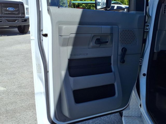 2016 Ford Econoline Commercial Cutaway 10 +2 Passenger Shuttle Bus w/Wheelchair - 23000946 - 30
