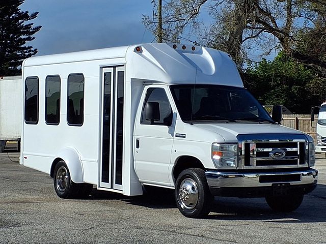 2016 Ford Econoline Commercial Cutaway 10 Passenger Shuttle Bus - 22986515 - 0
