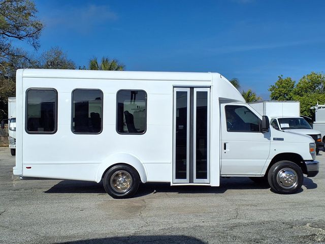2016 Ford Econoline Commercial Cutaway 10 Passenger Shuttle Bus - 22986515 - 2
