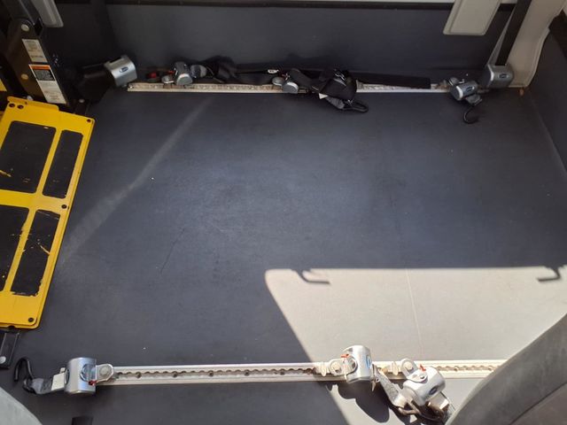 2016 Ford Econoline Commercial Cutaway 11 Passenger w/Wheelchair - 23038798 - 19