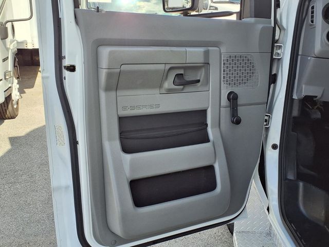 2016 Ford Econoline Commercial Cutaway 11 Passenger w/Wheelchair - 23038798 - 28