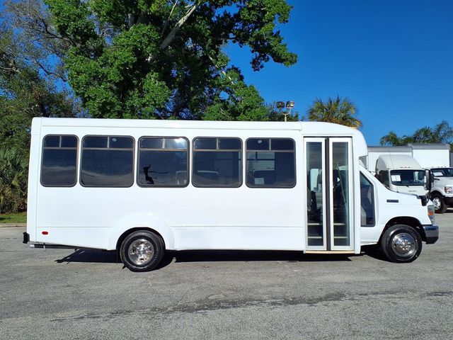 2016 Ford Econoline Commercial Cutaway 25 Passenger Shuttle Bus - 22999356 - 2