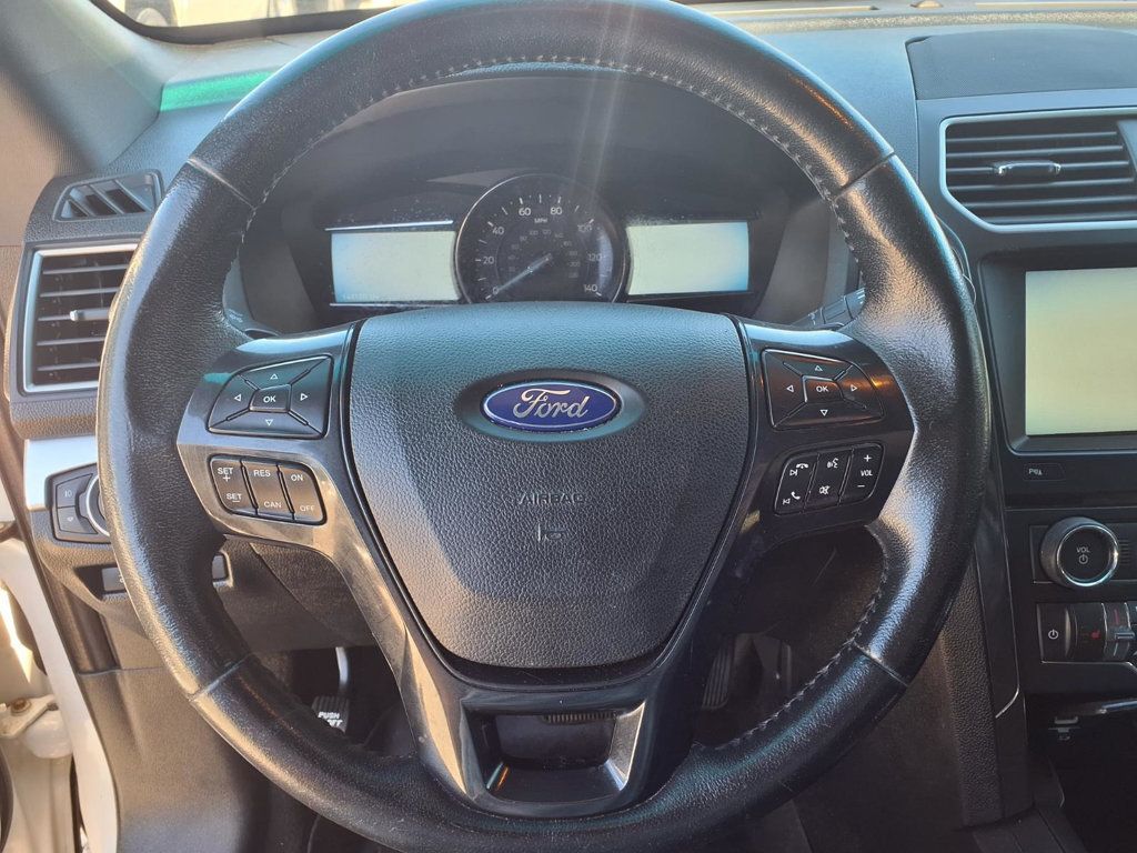 Ford Explorer photo 8