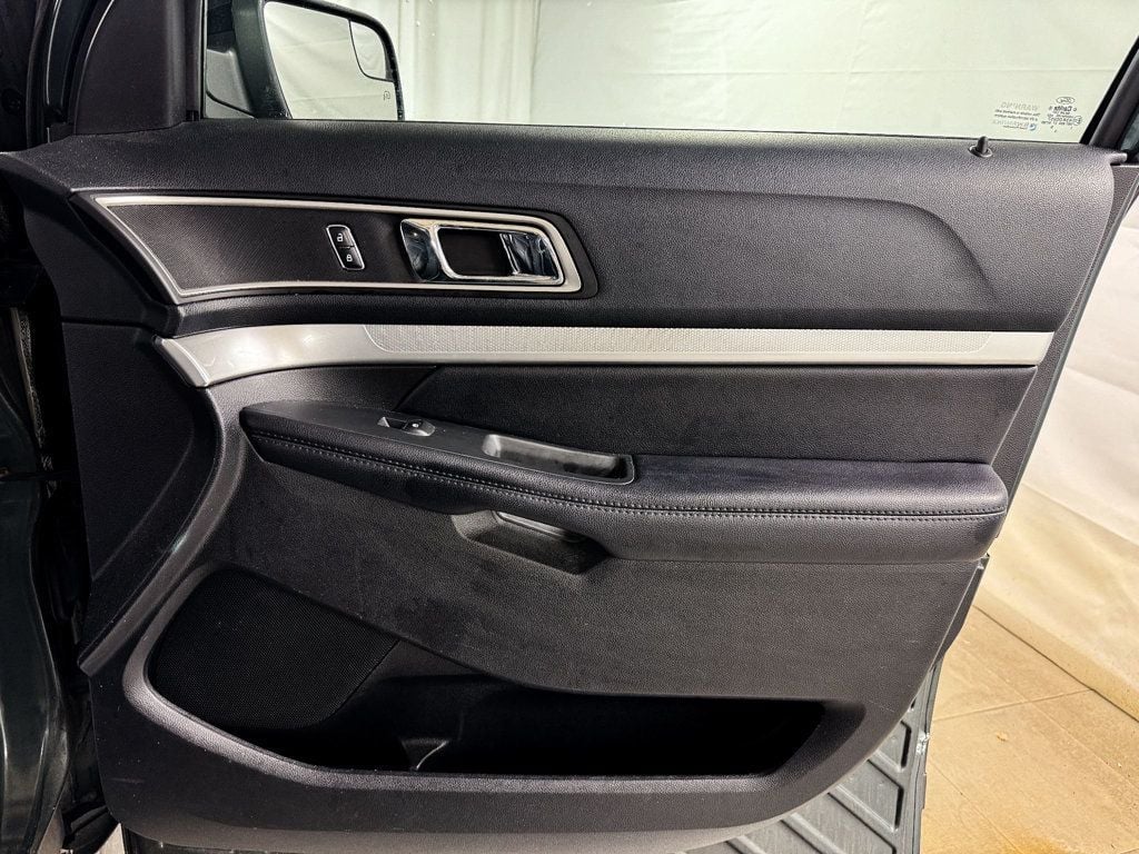 2016 Ford Explorer XLT 4WD - 22903605 - 17
