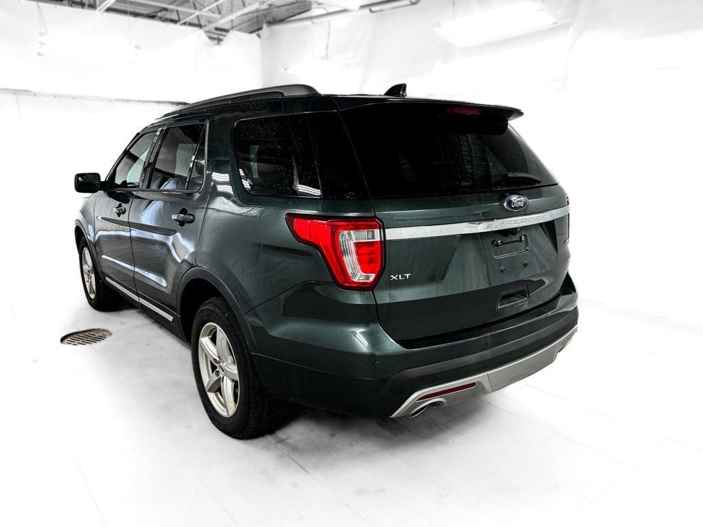 2016 Ford Explorer XLT photo 2