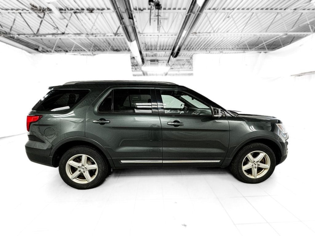 2016 Ford Explorer XLT photo 5
