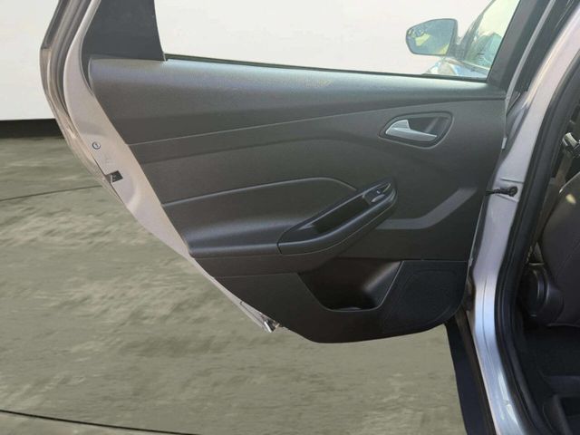 2016 Ford Focus 4dr Sedan SE - 22983765 - 17