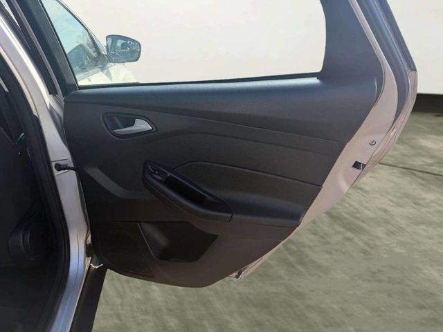 2016 Ford Focus 4dr Sedan SE - 22983765 - 19