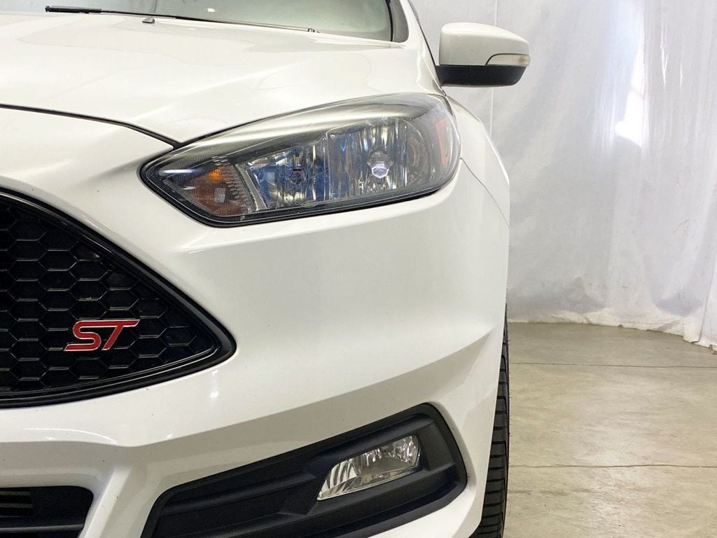 2016 Ford Focus ST photo 13