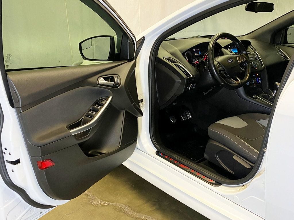 2016 Ford Focus ST photo 14