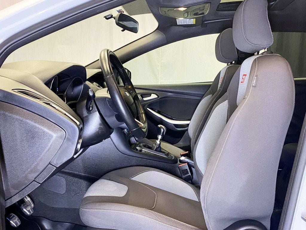 2016 Ford Focus ST photo 17