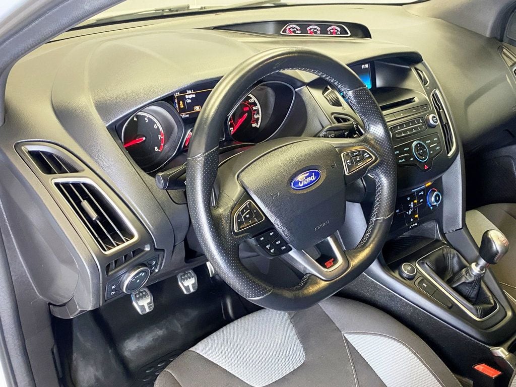2016 Ford Focus ST photo 18