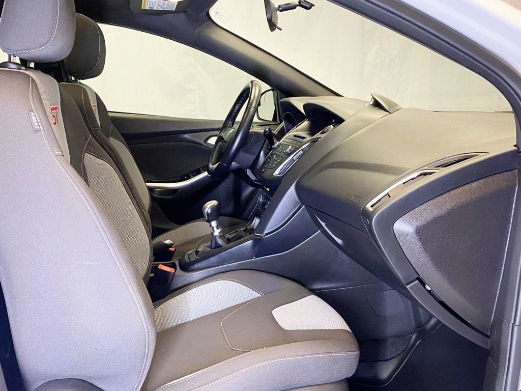 2016 Ford Focus ST photo 36